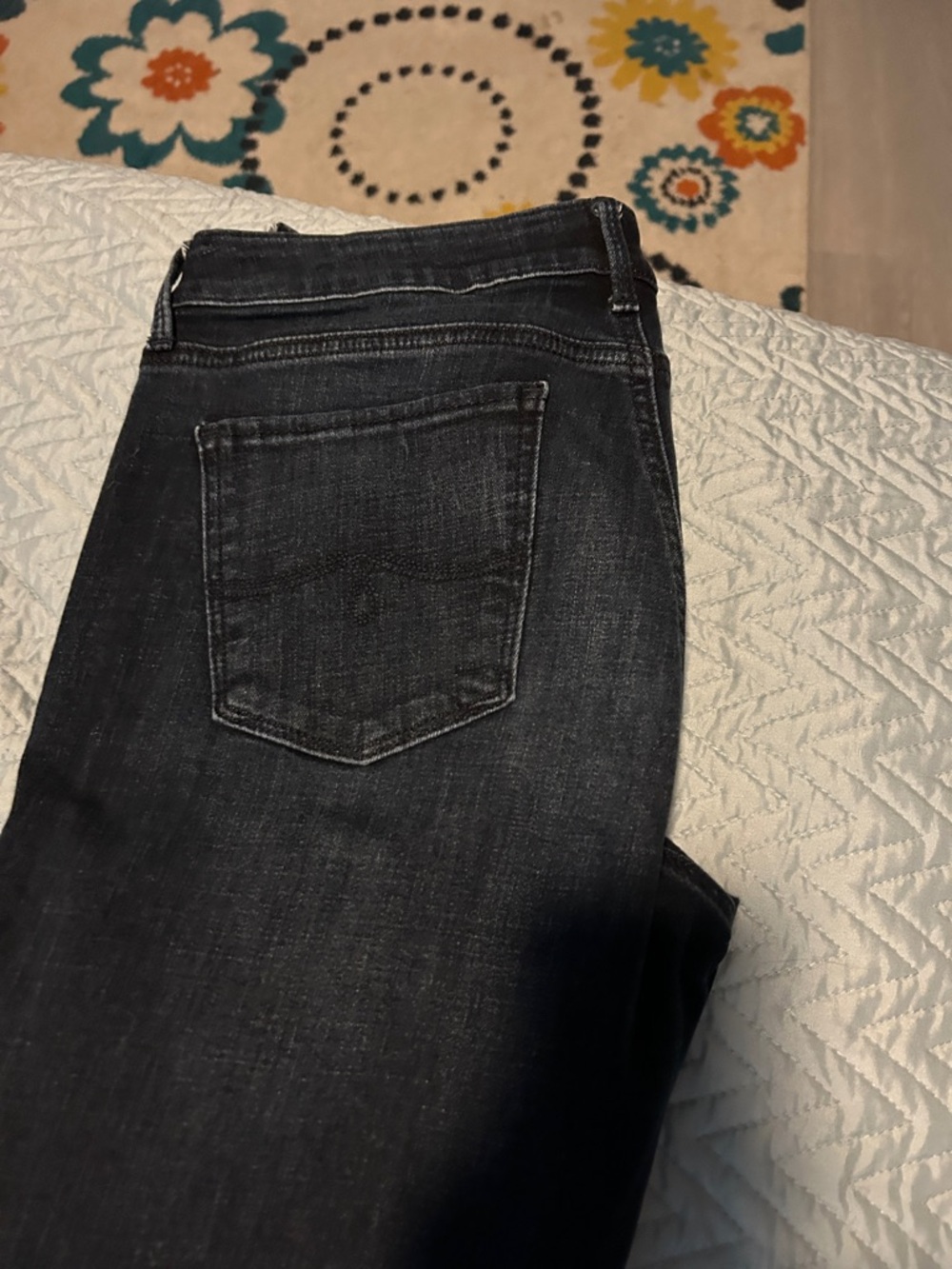 Lucky Brand Women’s Straight Leg Jeans in Light, Medium and Dark Blue. 3 pairs - Picture 5 of 11